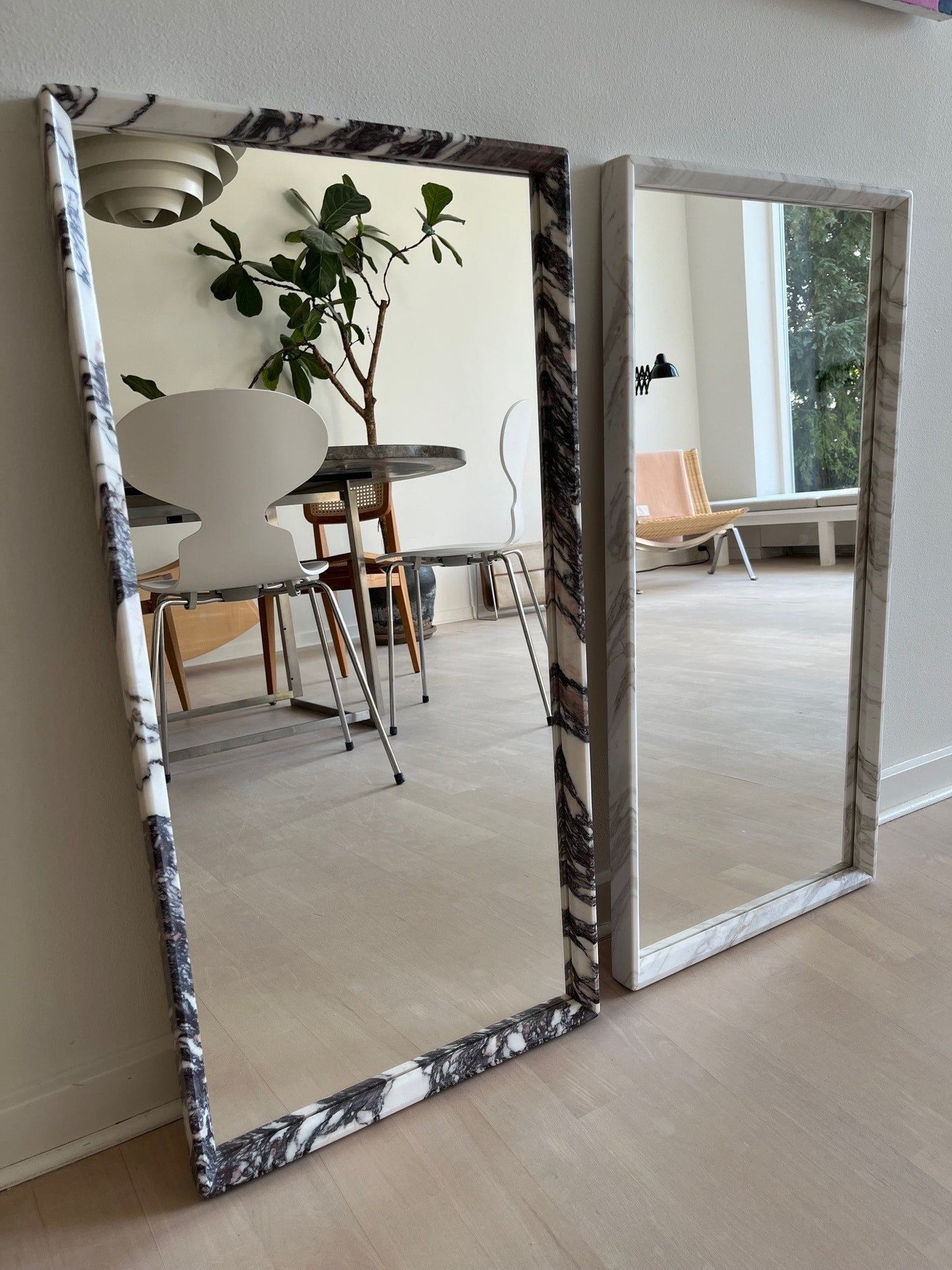 Rectangular mirror in White Arabescatto marble